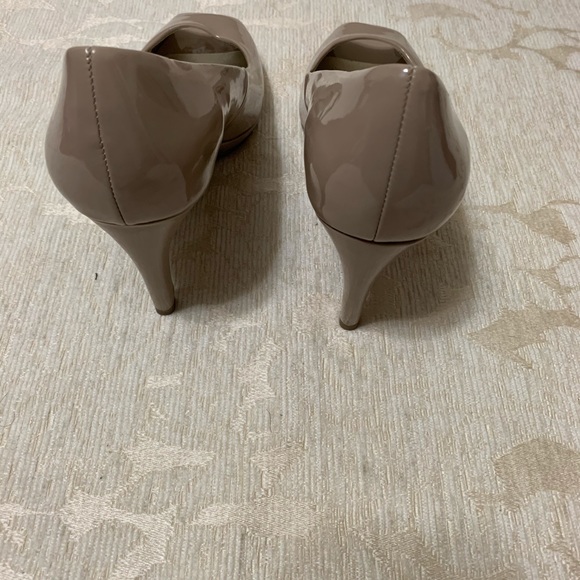 BANDOLINO CLASSIC PEEP- TOE PUMP - Picture 3 of 3